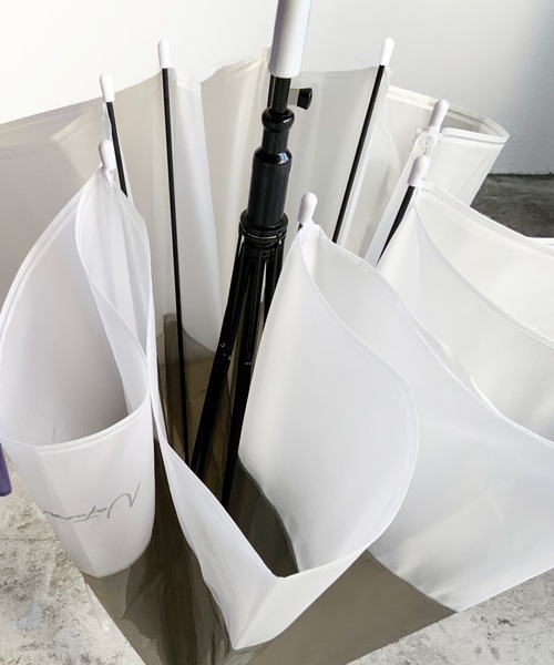 COMMON WARE(コモンウェアー)の「NT:バイカラービニール傘(長傘・レディース・ホワイト/ブラック/パープル/ピンク/ブルー/グリーン・FREE)」の13枚目の写真