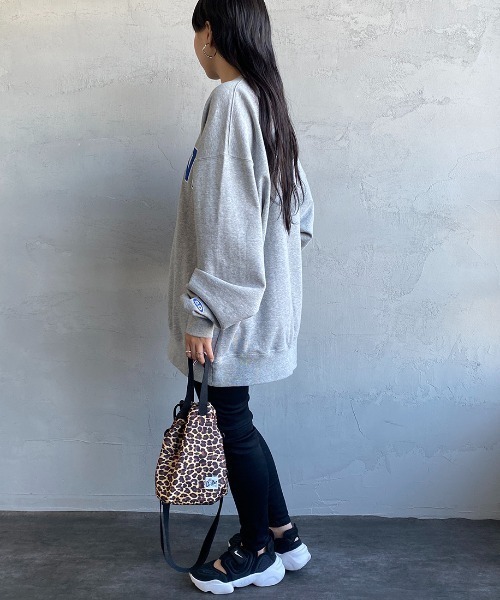 BEN DAVIS（ベンデイビス）の「【WEB限定】[BEN DAVIS/ベンデイビス] カレッジワッペン風ロゴ クルーネックスウェット（スウェット・レディース・グレー/ライトグレー/ネイビー/マスタード・M/L/XL）」の19枚目の写真