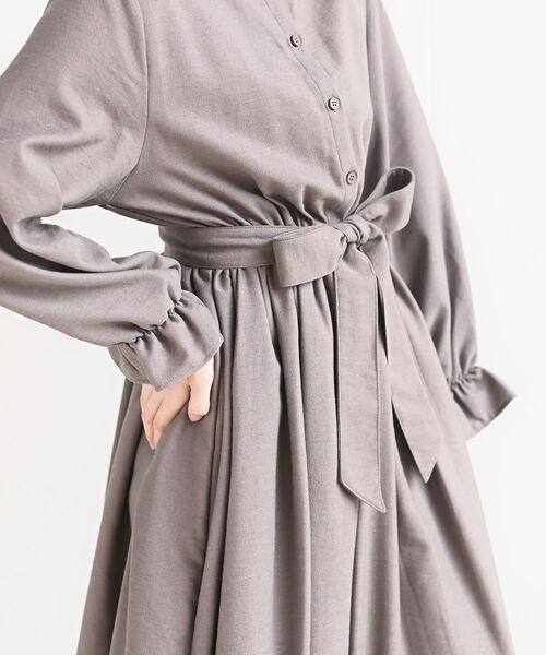 rps（アールピーエス）の「フリルネックキャンディー袖ワンピース（ワンピース・レディース・ボルドー/チャコールグレー/ベージュ・フリー）」の9枚目の写真