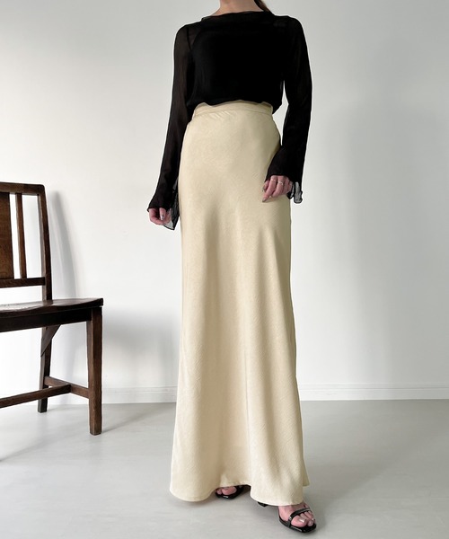 JUNOAH(ジュノア)の「サテンライクロングマーメイドスカート(スカート・レディース・ライトグレー/アイボリー/ブラック・MEDIUM/LARGE/X-LARGE)」の1枚目の写真