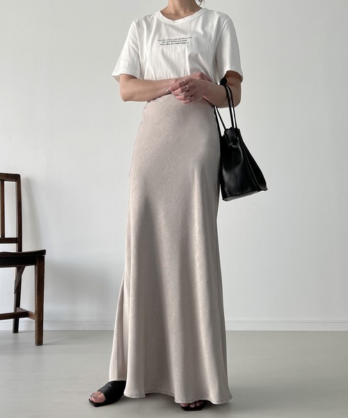 JUNOAH(ジュノア)の「サテンライクロングマーメイドスカート(スカート・レディース・ライトグレー/アイボリー/ブラック・MEDIUM/LARGE/X-LARGE)」の3枚目の写真