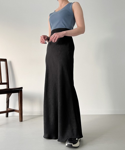 JUNOAH(ジュノア)の「サテンライクロングマーメイドスカート(スカート・レディース・ライトグレー/アイボリー/ブラック・MEDIUM/LARGE/X-LARGE)」の2枚目の写真