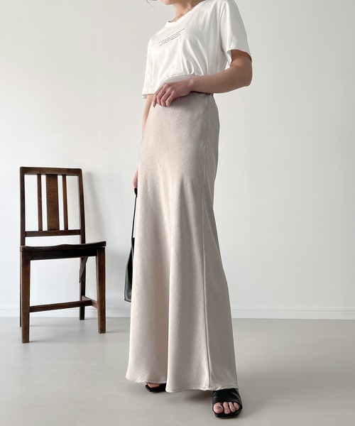 JUNOAH(ジュノア)の「サテンライクロングマーメイドスカート(スカート・レディース・ライトグレー/アイボリー/ブラック・MEDIUM/LARGE/X-LARGE)」の5枚目の写真