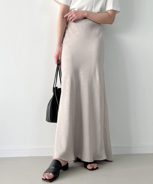 JUNOAH(ジュノア)の「サテンライクロングマーメイドスカート(スカート・レディース・ライトグレー/アイボリー/ブラック・MEDIUM/LARGE/X-LARGE)」の7枚目の写真