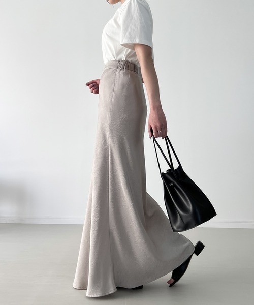 JUNOAH(ジュノア)の「サテンライクロングマーメイドスカート(スカート・レディース・ライトグレー/アイボリー/ブラック・MEDIUM/LARGE/X-LARGE)」の8枚目の写真