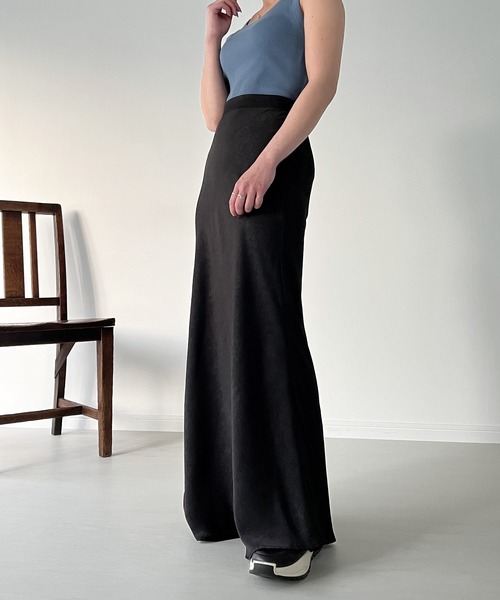 JUNOAH(ジュノア)の「サテンライクロングマーメイドスカート(スカート・レディース・ライトグレー/アイボリー/ブラック・MEDIUM/LARGE/X-LARGE)」の16枚目の写真