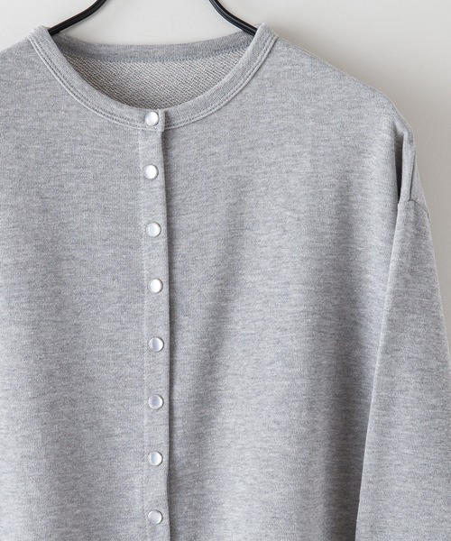 fort point(フォーポイント)の「【FORTPOINT/フォートポイント】個性的なボタンが技あり さらっと羽織れる 裏毛カーディガン ドロップショルダー ビッグシルエット(カーディガン/ボレロ・レディース・グリーン/グレー/イエロー/ブラック/パープル/オレンジ・FREE)」の8枚目の写真