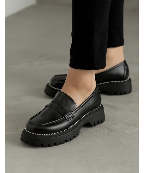 Re:EDIT（リエディ）の「[2023-24 WINTER COLLECTION][大きいサイズ有]スタッズコバトラックソールローファー（ローファー・レディース・ホワイト/ブラック・MEDIUM/SMALL/XX-LARGE/X-LARGE/LARGE）」の2枚目の写真