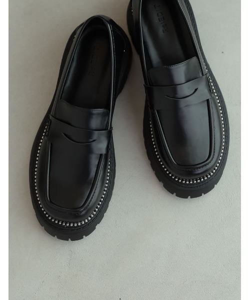 Re:EDIT（リエディ）の「[2023-24 WINTER COLLECTION][大きいサイズ有]スタッズコバトラックソールローファー（ローファー・レディース・ホワイト/ブラック・MEDIUM/SMALL/XX-LARGE/X-LARGE/LARGE）」の4枚目の写真