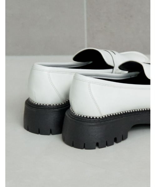 Re:EDIT（リエディ）の「[2023-24 WINTER COLLECTION][大きいサイズ有]スタッズコバトラックソールローファー（ローファー・レディース・ホワイト/ブラック・MEDIUM/SMALL/XX-LARGE/X-LARGE/LARGE）」の9枚目の写真