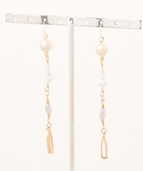 tone（トーン）の「【Astyle】ビジューマットパールロング樹脂ピアス(MA)（ピアス（両耳用）・レディース・ゴールド・FREE）」の4枚目の写真