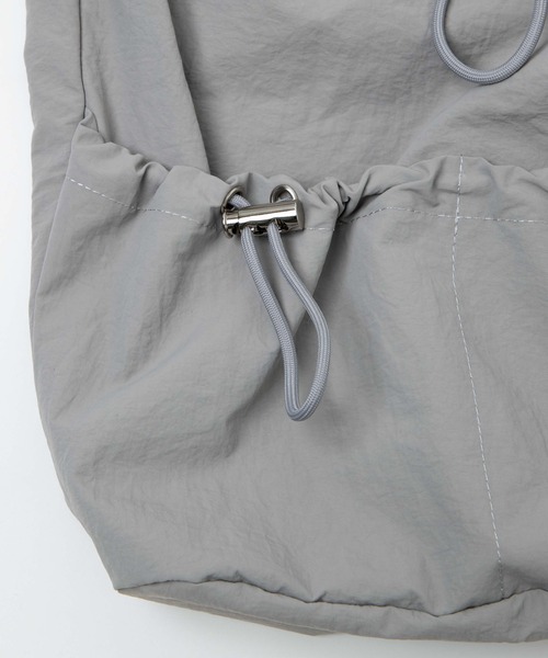 WEGO（ウィゴー）の「WEGO/ナイロン巾着ショルダー（ショルダーバッグ・レディース・ホワイト/ライトグレー/ブラック・FREE）」の8枚目の写真