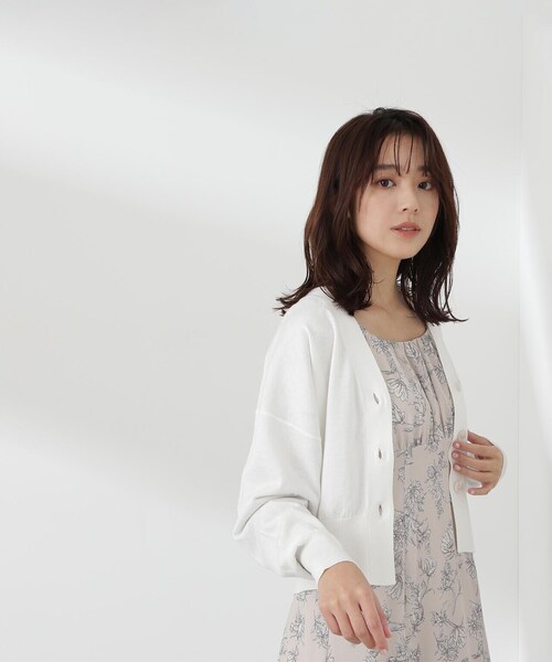 NATURAL BEAUTY BASIC（ナチュラルビューティーベーシック）の「◇Ｖネックベーシックカーディガン（カーディガン/ボレロ・レディース・イエロー/ブルー/ブラック/オフホワイト/オレンジ・FREE）」の15枚目の写真