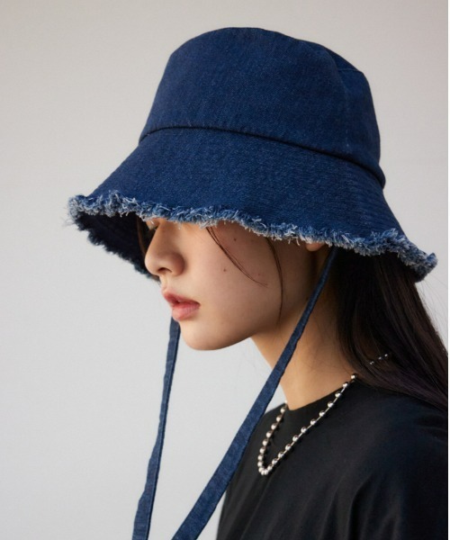AZUL by moussy(アズールバイマウジー)の「ストラップ付きフリンジデニムバケットハット(ハット・レディース・ブルー/ライトブルー・FREE)」の2枚目の写真