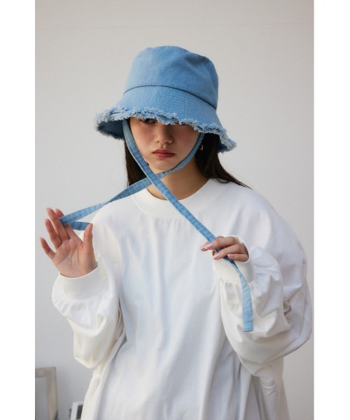 AZUL by moussy(アズールバイマウジー)の「ストラップ付きフリンジデニムバケットハット(ハット・レディース・ブルー/ライトブルー・FREE)」の3枚目の写真