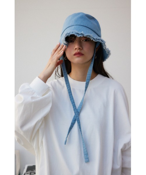 AZUL by moussy(アズールバイマウジー)の「ストラップ付きフリンジデニムバケットハット(ハット・レディース・ブルー/ライトブルー・FREE)」の4枚目の写真