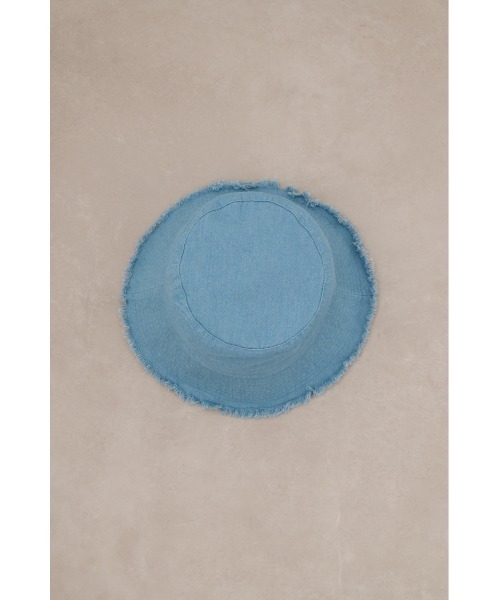 AZUL by moussy(アズールバイマウジー)の「ストラップ付きフリンジデニムバケットハット(ハット・レディース・ブルー/ライトブルー・FREE)」の7枚目の写真