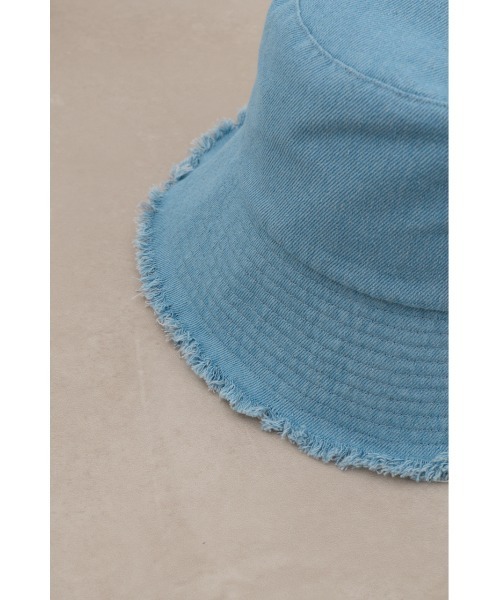 AZUL by moussy(アズールバイマウジー)の「ストラップ付きフリンジデニムバケットハット(ハット・レディース・ブルー/ライトブルー・FREE)」の8枚目の写真