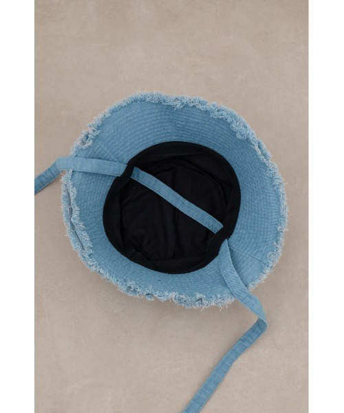 AZUL by moussy(アズールバイマウジー)の「ストラップ付きフリンジデニムバケットハット(ハット・レディース・ブルー/ライトブルー・FREE)」の9枚目の写真