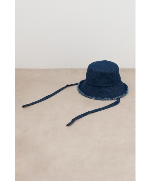AZUL by moussy(アズールバイマウジー)の「ストラップ付きフリンジデニムバケットハット(ハット・レディース・ブルー/ライトブルー・FREE)」の12枚目の写真