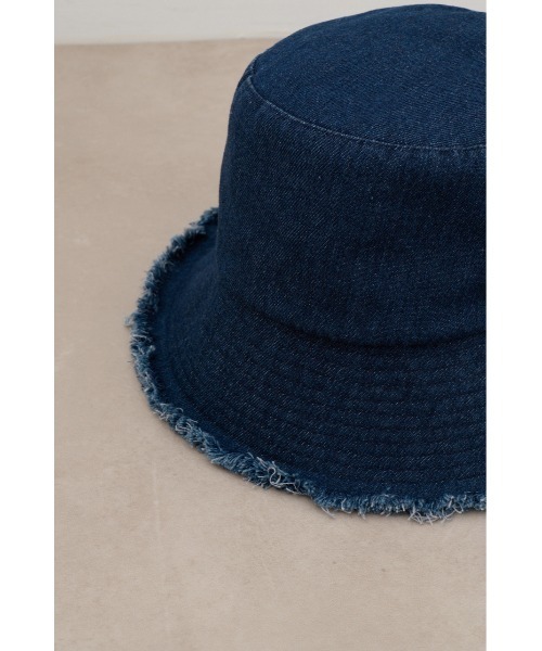 AZUL by moussy(アズールバイマウジー)の「ストラップ付きフリンジデニムバケットハット(ハット・レディース・ブルー/ライトブルー・FREE)」の15枚目の写真