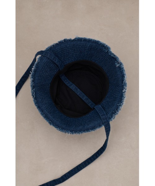 AZUL by moussy(アズールバイマウジー)の「ストラップ付きフリンジデニムバケットハット(ハット・レディース・ブルー/ライトブルー・FREE)」の16枚目の写真