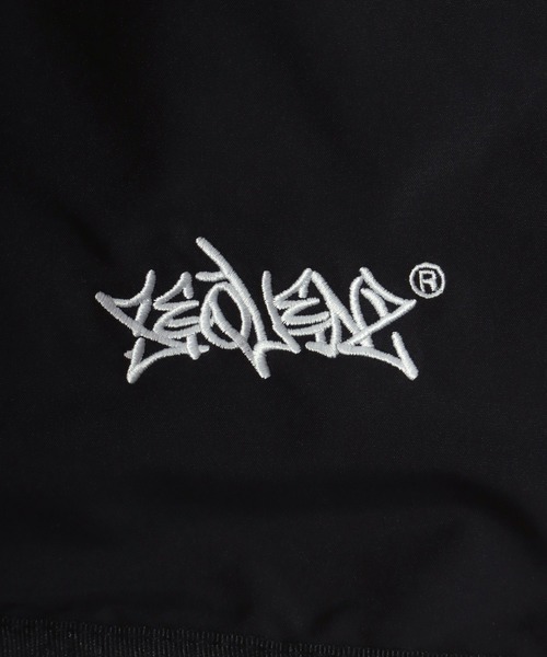 Salong hameu（サロン ハミュー）の「ストリートロゴプリントとワンポイントロゴ刺繍の2WAYリバーシブル ナップサック/リュック ユニセックス（バックパック/リュック・メンズ・ホワイト/ブラック・FREE）」の6枚目の写真