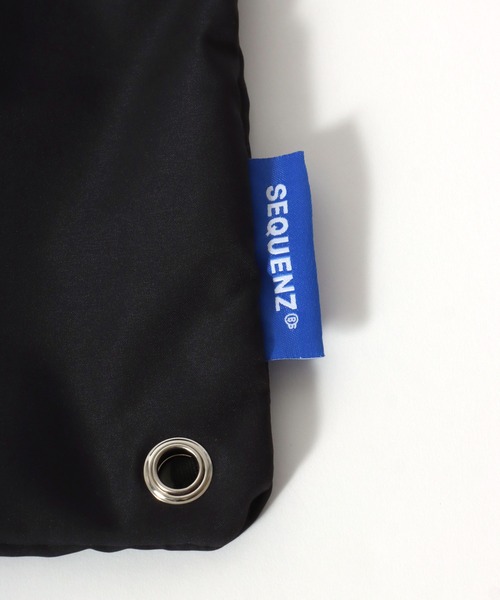 Salong hameu（サロン ハミュー）の「ストリートロゴプリントとワンポイントロゴ刺繍の2WAYリバーシブル ナップサック/リュック ユニセックス（バックパック/リュック・メンズ・ホワイト/ブラック・FREE）」の9枚目の写真