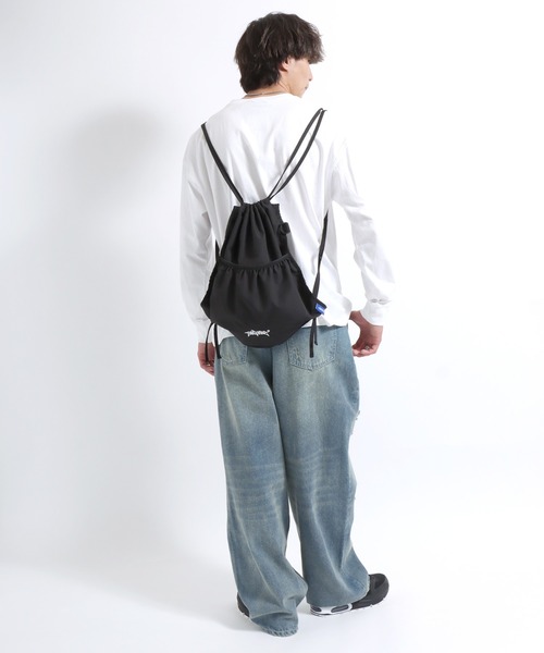 Salong hameu（サロン ハミュー）の「ストリートロゴプリントとワンポイントロゴ刺繍の2WAYリバーシブル ナップサック/リュック ユニセックス（バックパック/リュック・メンズ・ホワイト/ブラック・FREE）」の22枚目の写真