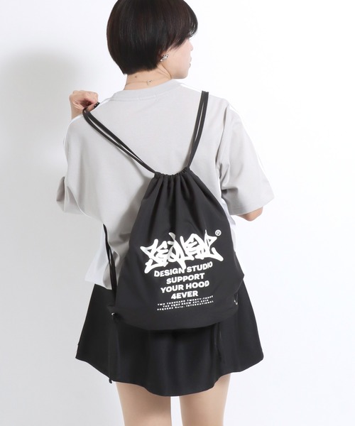 Salong hameu（サロン ハミュー）の「ストリートロゴプリントとワンポイントロゴ刺繍の2WAYリバーシブル ナップサック/リュック ユニセックス（バックパック/リュック・メンズ・ホワイト/ブラック・FREE）」の17枚目の写真