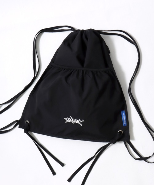 ストリートロゴプリントとワンポイントロゴ刺繍の2WAYリバーシブル