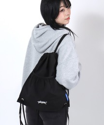 SEQUENZ（シークエンズ）の「ストリートロゴプリントとワンポイントロゴ刺繍の2WAYリバーシブル ナップサック/リュック ユニセックス（バックパック/リュック）」