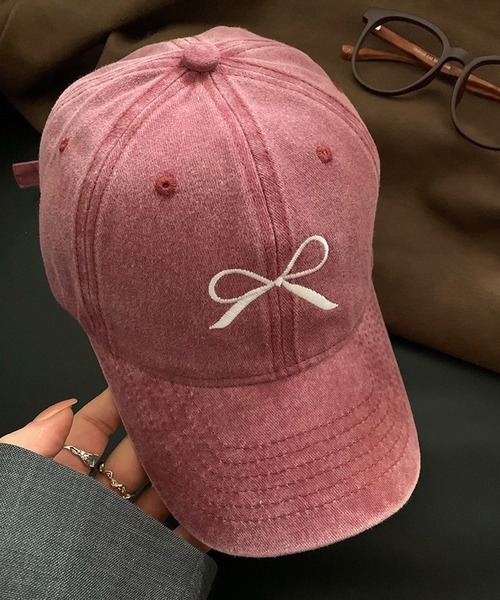 LYEON(リヨン)の「ピグメントリボン刺繍キャップ(キャップ・レディース・ブラック/ネイビー/ピンク・FREE)」の3枚目の写真