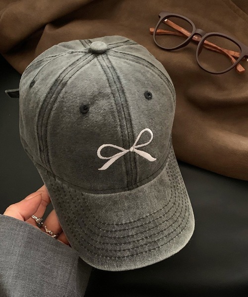 LYEON(リヨン)の「ピグメントリボン刺繍キャップ(キャップ・レディース・ブラック/ネイビー/ピンク・FREE)」の1枚目の写真