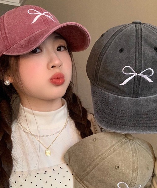 LYEON(リヨン)の「ピグメントリボン刺繍キャップ(キャップ・レディース・ブラック/ネイビー/ピンク・FREE)」の7枚目の写真