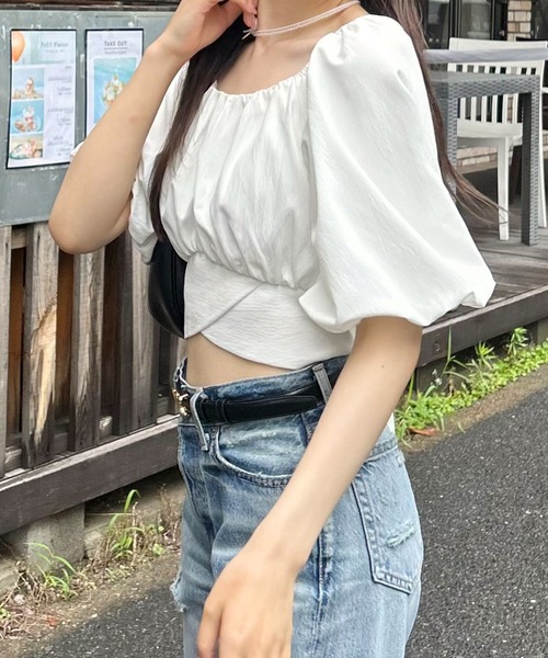 junoah(ジュノア)の「パフスリーブバックリボンショートトップス(シャツ/ブラウス・レディース・アイボリー/ブラック/ホワイト/ピンクベージュ/チャコール・MEDIUM/X-LARGE/LARGE)」の7枚目の写真