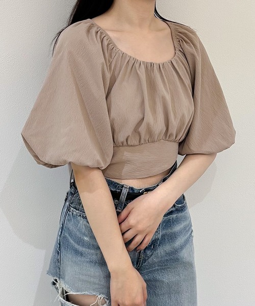 junoah(ジュノア)の「パフスリーブバックリボンショートトップス(シャツ/ブラウス・レディース・アイボリー/ブラック/ホワイト/ピンクベージュ/チャコール・MEDIUM/X-LARGE/LARGE)」の10枚目の写真