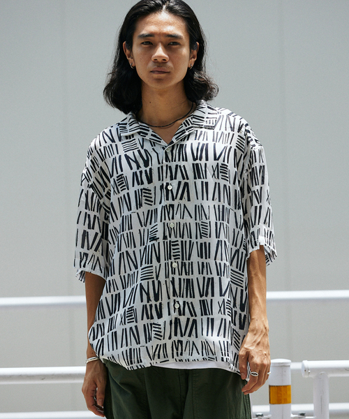 JOURNAL STANDARD(ジャーナルスタンダード)の「ポリエステルシアーサテン モダニズム オープンカラーシャツ(シャツ/ブラウス・メンズ・ホワイト系その他/ブラック/アイボリー/ダークブルー・LARGE/MEDIUM)」の3枚目の写真