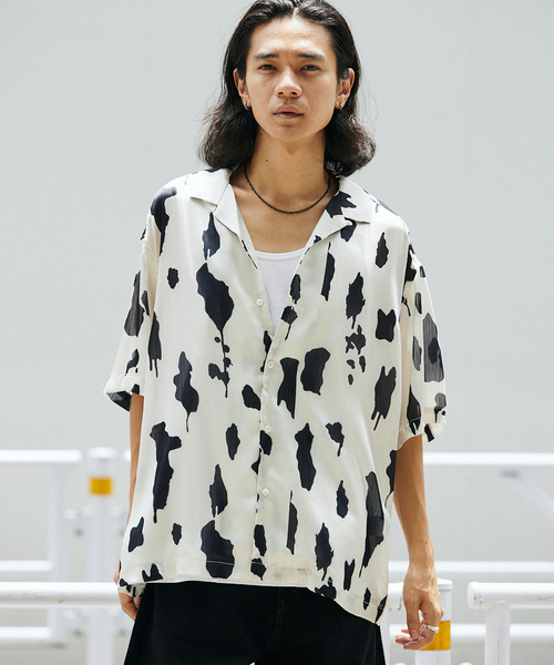 JOURNAL STANDARD(ジャーナルスタンダード)の「ポリエステルシアーサテン モダニズム オープンカラーシャツ(シャツ/ブラウス・メンズ・ホワイト系その他/ブラック/アイボリー/ダークブルー・LARGE/MEDIUM)」の2枚目の写真