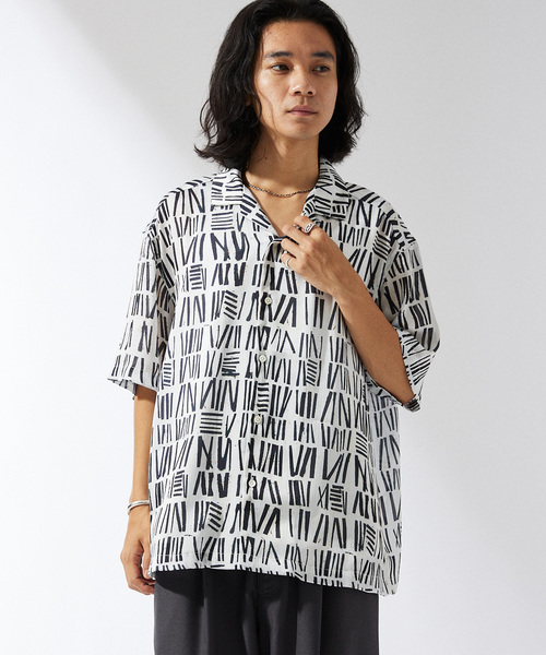 JOURNAL STANDARD(ジャーナルスタンダード)の「ポリエステルシアーサテン モダニズム オープンカラーシャツ(シャツ/ブラウス・メンズ・ホワイト系その他/ブラック/アイボリー/ダークブルー・LARGE/MEDIUM)」の9枚目の写真