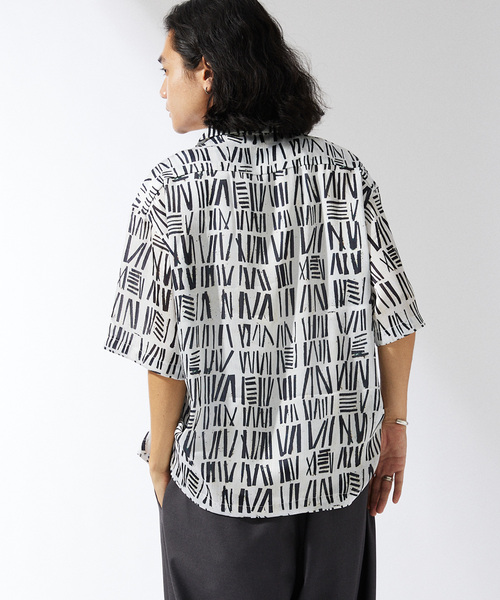 JOURNAL STANDARD(ジャーナルスタンダード)の「ポリエステルシアーサテン モダニズム オープンカラーシャツ(シャツ/ブラウス・メンズ・ホワイト系その他/ブラック/アイボリー/ダークブルー・LARGE/MEDIUM)」の11枚目の写真