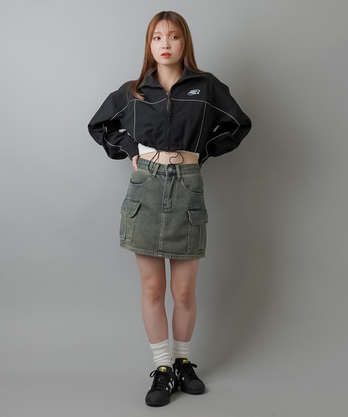 SPINNS（スピンズ）の「Wジップパイピング切替ショート丈ナイロンジャケット（ナイロンジャケット・レディース・グレー系その他/ブラック×ホワイト/ブルー系その他/ネイビー系/ブラック×ブラック・ONESIZE）」の12枚目の写真