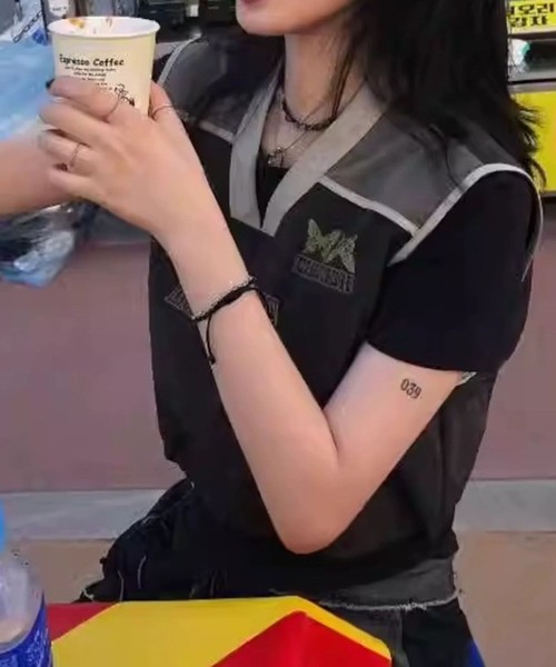 LYEON(リヨン)の「ノースリーブショートプルオーバー/裾ドロストVネックトップス(Tシャツ/カットソー・レディース・ホワイト/ブラウン・FREE)」の7枚目の写真