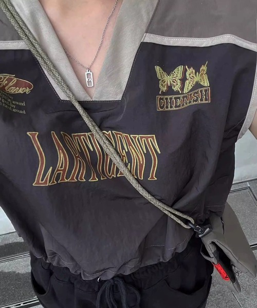 LYEON(リヨン)の「ノースリーブショートプルオーバー/裾ドロストVネックトップス(Tシャツ/カットソー・レディース・ホワイト/ブラウン・FREE)」の8枚目の写真