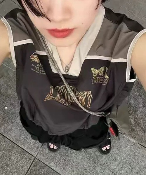 LYEON(リヨン)の「ノースリーブショートプルオーバー/裾ドロストVネックトップス(Tシャツ/カットソー・レディース・ホワイト/ブラウン・FREE)」の9枚目の写真