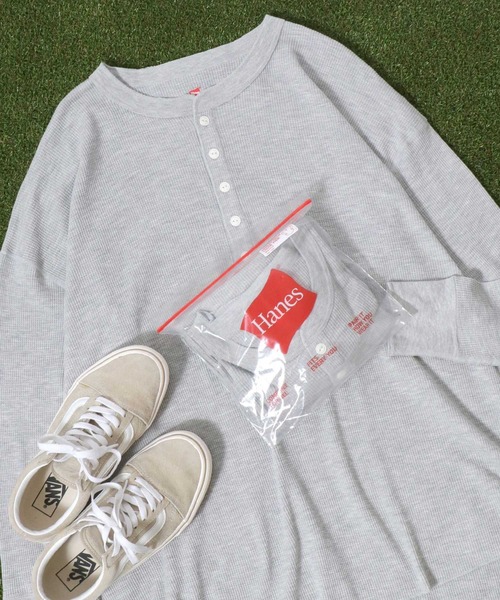 HANES(ヘインズ)の「Hanes(ヘインズ)ワッフルヘンリーネックロングスリーブTシャツ レディース/長袖ロンT/パックT(Tシャツ/カットソー・レディース・オフホワイト/ブラック/ネイビー/グレー・FREE)」の4枚目の写真