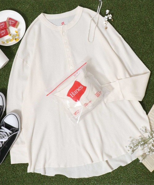 HANES(ヘインズ)の「Hanes(ヘインズ)ワッフルヘンリーネックロングスリーブTシャツ レディース/長袖ロンT/パックT(Tシャツ/カットソー・レディース・オフホワイト/ブラック/ネイビー/グレー・FREE)」の5枚目の写真