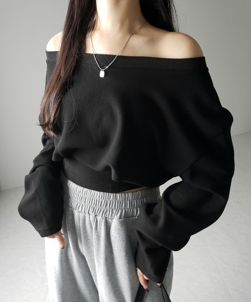 me+em select(ミームセレクト)の「【 2color 】オフショルダーショートスウェットライクトップス / off shoulder short sweat like tops(スウェット・レディース・ブラック/グレー・FREE)」の19枚目の写真