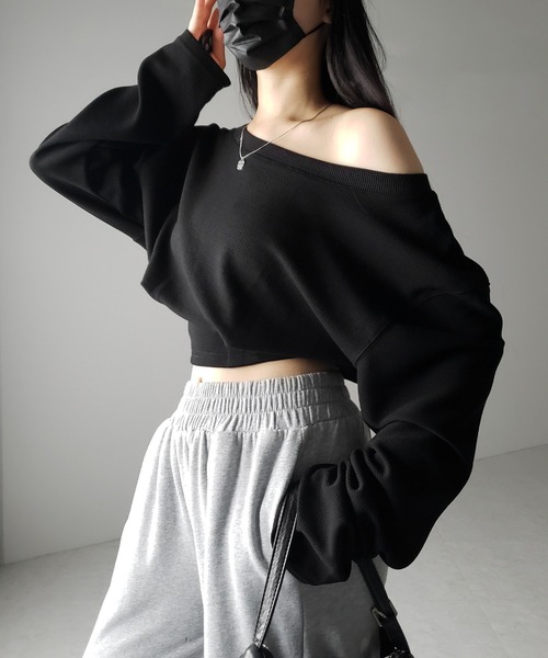 me+em select(ミームセレクト)の「【 2color 】オフショルダーショートスウェットライクトップス / off shoulder short sweat like tops(スウェット・レディース・ブラック/グレー・FREE)」の21枚目の写真