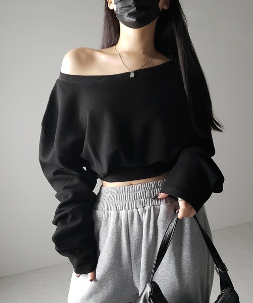 me+em select(ミームセレクト)の「【 2color 】オフショルダーショートスウェットライクトップス / off shoulder short sweat like tops(スウェット・レディース・ブラック/グレー・FREE)」の22枚目の写真